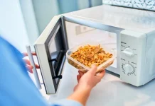 মাইক্রোওয়েভে গরম করা ঠিক নয় যেসব খাবার