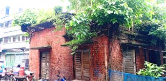 স্বাস্থ্য বিভাগের চরম উদাসীনতা: তিন দশক ধরে পরিত্যক্ত অর্ধকোটি টাকার ভবন, দুর্ঘটনাতঙ্কে পথচারীরা