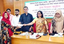 খুলনায় গরিব মেধাবী শিক্ষার্থীদের মাঝে শিক্ষা উপকরন ও চেক বিতরণ