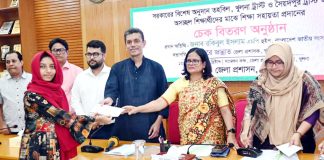 খুলনায় গরিব মেধাবী শিক্ষার্থীদের মাঝে শিক্ষা উপকরন ও চেক বিতরণ