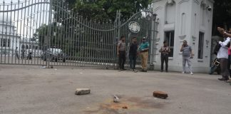 সুপ্রিম কোর্টের সামনে ককটেল বিস্ফোরণ