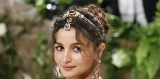 মুগ্ধতা ছড়ালেন আলিয়া