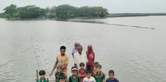 নদী পেরোতে ড্রামের ভেলাই সম্বল, আতঙ্কে কোমলমতি শিক্ষার্থীরা