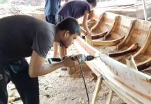 বর্ষায় দুই যুগ ধরে জমে উঠেছে পাটকেলঘাটার ‘নৌকা রাজ্য’: সহজ ঋণের দাবি কারিগরদের