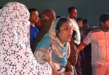 খুলনায় মাঝনদীতে ফেরি-ট্রলার সংঘর্ষ: নিখোঁজ যুবকের সন্ধানে পরিবার