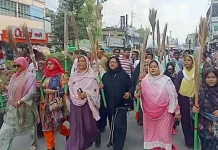 মুফতি আমীর হামজার বিরুদ্ধে ঝাড়ু মিছিল