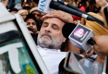 রাহুল-প্রিয়াঙ্কা আটক, বাসের টায়ার পাংচার করে দিল কংগ্রেস কর্মীরা