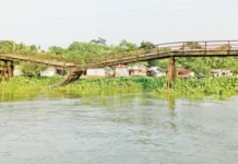 ভেঙে গেছে আয়রন ব্রিজ, পাঁচ গ্রামের মানুষের ভরসা নৌকা