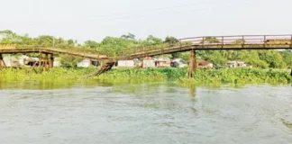 ভেঙে গেছে আয়রন ব্রিজ, পাঁচ গ্রামের মানুষের ভরসা নৌকা