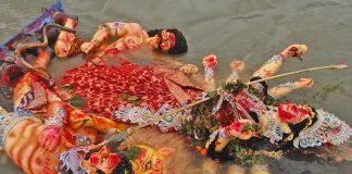 প্রতিমা বিসর্জনের মধ্য দিয়ে দেবী দুর্গার বিদায়