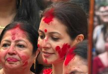 মেতেছেন সিঁদুর খেলায়, কণ্ঠে মন খারাপের সুর