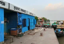 দাকোপের নদীপথে যাত্রী খরা, ট্রলার চালিয়ে মিলছে না জীবিকা