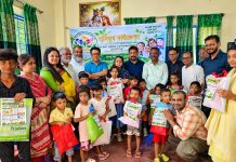 শারদীয় দুর্গাপূজা উপলক্ষে খুলনায় ‘হাসিমুখ ফাউন্ডেশন’-এর উদ্যোগে শিশুদের মাঝে নতুন পোশাক বিতরণ