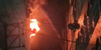 ৫ ঘণ্টাতেও নেভেনি চকবাজারের আগুন, নিয়ন্ত্রণে ১০ ইউনিট