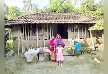 ভাঙা ঘরেই মানবেতর জীবন, আতঙ্কে বাকের গাজী পরিবার