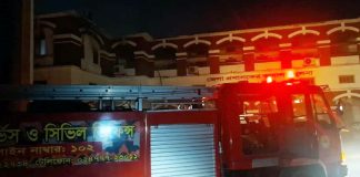 খুলনা জেলা প্রশাসনের ভবনে আগুন, ফায়ার সার্ভিসের ৫ ইউনিট নিয়ন্ত্রণে আনে