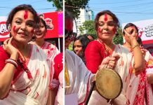 ঢাকেশ্বরী মন্দিরে সিঁদুর খেলায় মাতলেন শাওন