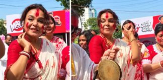 ঢাকেশ্বরী মন্দিরে সিঁদুর খেলায় মাতলেন শাওন