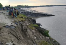 ঘূর্ণিঝড়ের সতর্কবার্তার মধ্যে আশাশুনির খোলপেটুয়া নদীর বেড়িবাঁধে ভাঙন