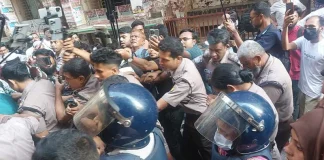 আয়াস-রিমির জামিন শুনানিতে আইনজীবীদের মারামারি : রবীন্দ্রনাথের গ্রাফিতিতে কালি