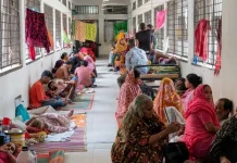 খুলনায় ডেঙ্গুর লাগামহীন বাড়বাড়ন্ত: শয্যা সংকটে মেঝে ও বারান্দাই এখন ভরসা
