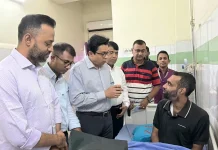 চিকিৎসা শেষে বাড়ি ফেরার সময় খুলনার ছাত্রদল নেতার খোঁজ নিলেন প্রধানমন্ত্রী