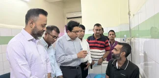 চিকিৎসা শেষে বাড়ি ফেরার সময় খুলনার ছাত্রদল নেতার খোঁজ নিলেন প্রধানমন্ত্রী