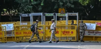 দিল্লিতে ২৩ হাজার পুলিশ মোতায়েন, বাতিল ট্রেন-বন্ধ মেট্রো : ককরোচ পার্টির বিক্ষোভ