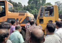 কেসিসির দুই ট্রাকের মাঝে চাপা পড়ে চালক নিহত