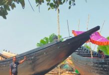 ঋণের বোঝা ও বনদস্যুদের শঙ্কা নিয়ে সাগরে যাওয়ার প্রস্তুতি: নৌকা ও জাল গোছাতে ব্যস্ত পাইকগাছার জেলেরা