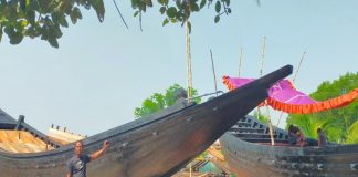 ঋণের বোঝা ও বনদস্যুদের শঙ্কা নিয়ে সাগরে যাওয়ার প্রস্তুতি: নৌকা ও জাল গোছাতে ব্যস্ত পাইকগাছার জেলেরা