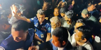 ‘ক্যাম্পাসে না ফেরার শর্তে’ পুলিশ পাহারায় চুয়েট ছাড়লেন ভিসি