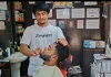 ‘অশিক্ষিত’ অপমানের জবাব বই দিয়ে, সেলুনে পাঠাগার গড়েছেন রাজু