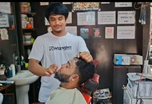 ‘অশিক্ষিত’ অপমানের জবাব বই দিয়ে, সেলুনে পাঠাগার গড়েছেন রাজু