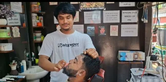 ‘অশিক্ষিত’ অপমানের জবাব বই দিয়ে, সেলুনে পাঠাগার গড়েছেন রাজু