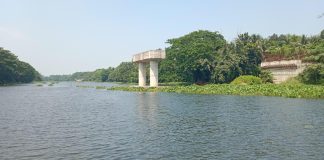 নড়াইলে অসম্পূর্ণ নবগঙ্গা সেতু: নৌকাই ভরসা লক্ষাধিক মানুষের