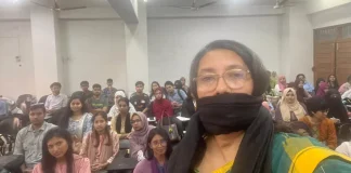 মুখে কালো কাপড় বেঁধে ক্লাস নিলেন সামিনা লুৎফা : শিক্ষক হেনস্তার প্রতিবাদ