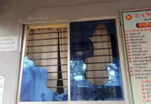 চিকিৎসকের অবহেলায় নবজাতকের মৃত্যুর অভিযোগে খুলনায় মা ও শিশুকল্যাণ কেন্দ্র ভাঙচুর